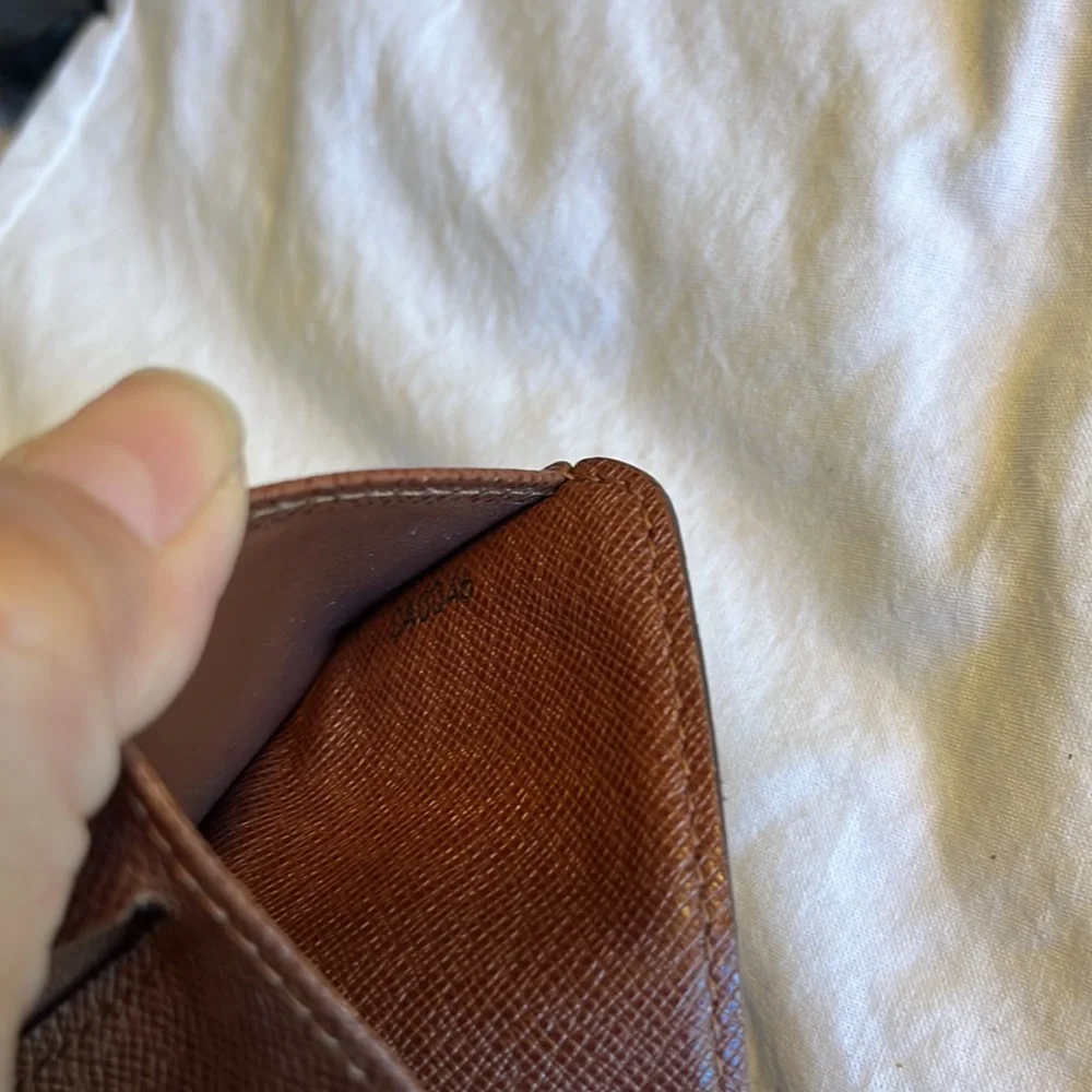 𝐀𝐔𝐓𝐇𝐄𝐍𝐓𝐈𝐂 𝐋𝐎𝐔𝐈𝐒 𝐕𝐔𝐈𝐓𝐓𝐎𝐍 𝐂𝐨𝐦𝐩𝐚𝐜𝐭 𝐖𝐚𝐥𝐥𝐞𝐭 - Picture 9 of 16